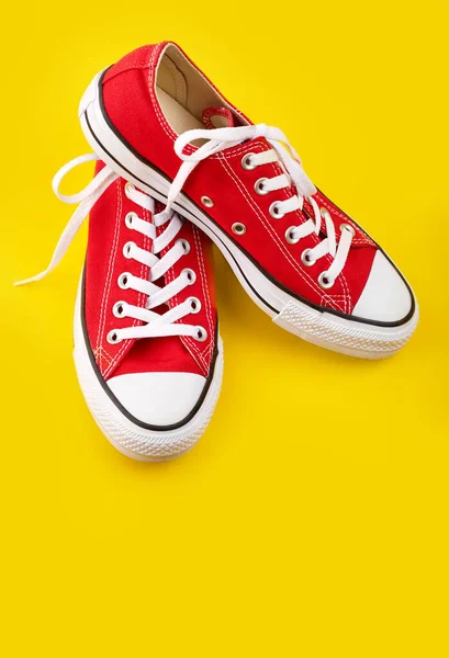 Sapatilhas Vermelhas Fundo Amarelo Com Espaço Cópia Sapatos Jovens — Fotografia de Stock