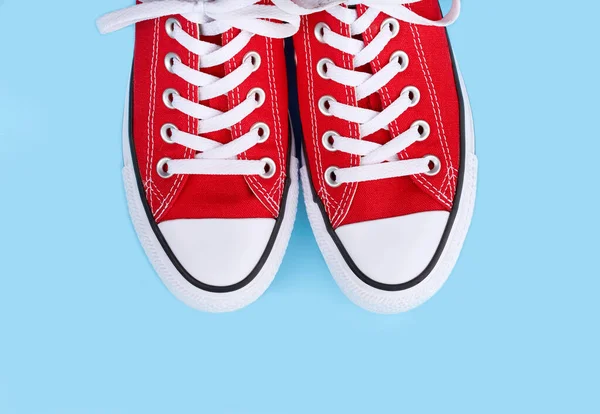 Zapatillas Rojas Sobre Fondo Azul Con Espacio Para Copiar Zapatos —  Fotos de Stock
