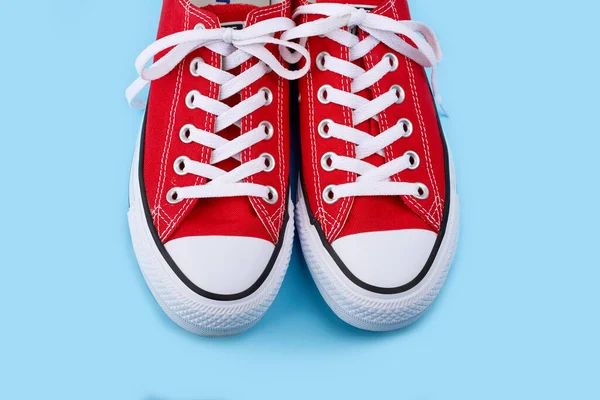 Sapatilhas Vermelhas Fundo Azul Com Espaço Cópia Sapatos Jovens — Fotografia de Stock