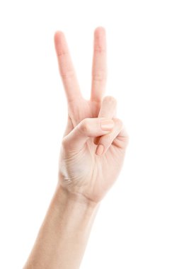 Kadın eli beyaz arka planda izole edilmiş. Beyaz kadının elinde semboller ve jestler var. İki parmağını da barış ya da zafer sembolü olarak kaldır. Mektubu imzala.