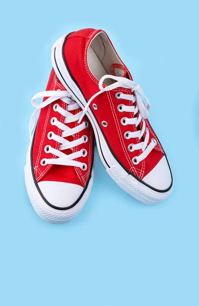 Sapatilhas Vermelhas Fundo Azul Com Espaço Cópia Sapatos Jovens — Fotografia de Stock