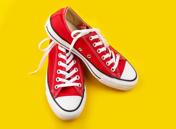 Zapatillas Rojas Sobre Fondo Amarillo Con Espacio Para Copiar Zapatos —  Fotos de Stock