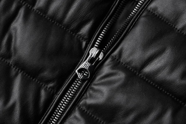 黒革の質感を背景として閉じます ジャケット革生地の質感 — ストック写真