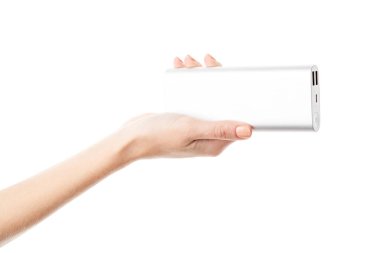 Gümüş güç bankası devrede. Mobil cihazları şarj etmek için güç bankası. Elektrik bankası olan akıllı bir telefon şarjı. Batarya. Mobil aygıtlar için dış pil.