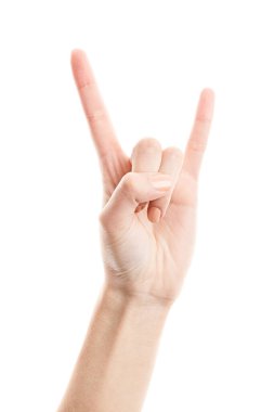 Kadın eli beyaz arka planda izole edilmiş. Beyaz kadının elinde semboller ve jestler var. Kadının eli, beyazın üzerinde izole bir şekilde taş hareketi gösteriyor. Rock 'n' roll sembolü.
