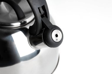 Beyaz arka planda düdüğü olan yeni bir metal çaydanlık. Çaydanlık. Çaydanlık.