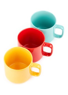 Kahve için renkli fincanlar ve beyaz arka planda çay. Metnin için yer.