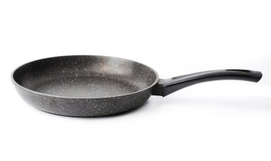 Beyaz arka planda yeni bir siyah tava. Tabaklar.