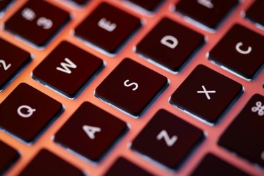 Klavye bilgisayarı. Arka plandaki bilgisayar klavyesini kapat. Merhaba teknoloji konsepti