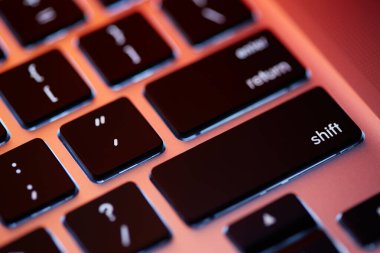 Klavye bilgisayarı. Arka plandaki bilgisayar klavyesini kapat. Merhaba teknoloji konsepti