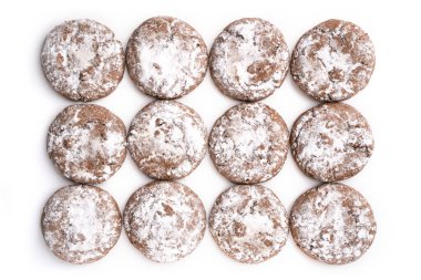 Beyaz arka planda ev yapımı çikolatalı kurabiyeler. Tatlı..