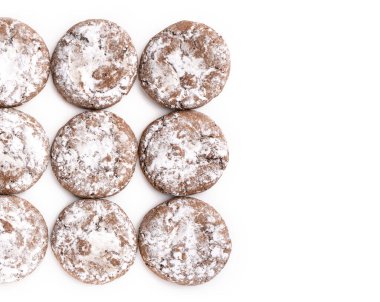 Beyaz arka planda ev yapımı çikolatalı kurabiyeler. Tatlı..