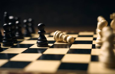 Dama, piyon, at, kale, fil, vezir ve papaz olan klasik satranç tahtası, siyah ve beyaz renkler. Fikirler, rekabet ve strateji için satranç tahtası oyunu, iş başarısı konsepti.