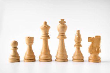 Dama, piyon, at, kale, fil, vezir ve papaz olan klasik satranç tahtası, siyah ve beyaz renkler. Fikirler, rekabet ve strateji için satranç tahtası oyunu, iş başarısı konsepti.