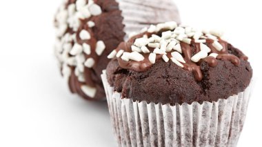 Beyaz arka planda lezzetli çikolatalı kekler. Çikolatalı karamel kek ve karamela şurubu. Beyaz üzerine izole edilmiş çikolatalı kek..