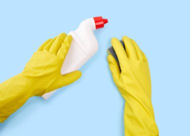 Ev için Deterjanlar. Temizlik ürünleri. Beyaz arka planda izole edilmiş beyaz boş plastik sprey deterjan şişesi.. 