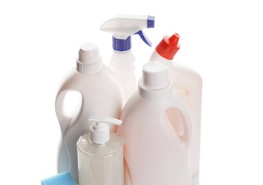 Ev için Deterjanlar. Temizlik ürünleri. Beyaz arka planda izole edilmiş beyaz boş plastik sprey deterjan şişesi.. 