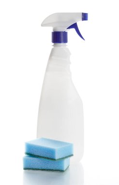 Ev için Deterjanlar. Temizlik ürünleri. Beyaz arka planda izole edilmiş beyaz boş plastik sprey deterjan şişesi.. 