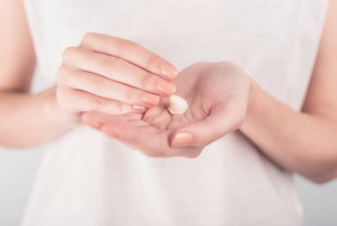 Spa tedavisi. El kremi sürerken kadın ellerini kapat. Kadın elinde krem tüpü tutuyor ve güzel ellerine nemlendirici krem sürüyor. Temiz ve yumuşak cilt için..