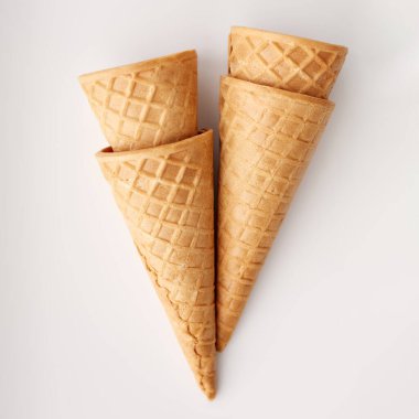 Waffle dondurma külahı beyaz arka planda izole