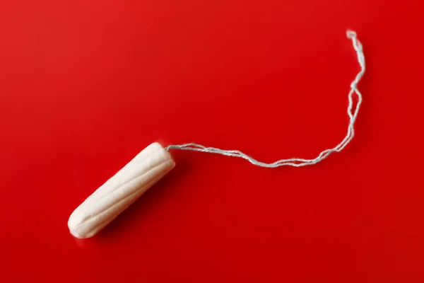 Tampon Wanita Medis Dengan Latar Belakang Merah Muda Tampon Putih — Stok Foto