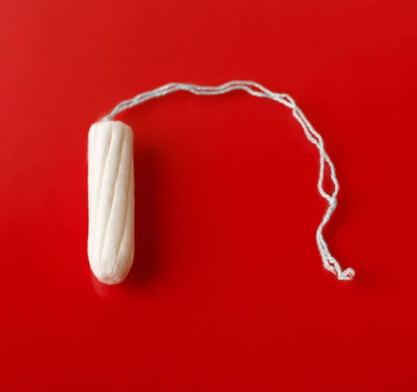 Tampon Wanita Medis Dengan Latar Belakang Merah Muda Tampon Putih — Stok Foto