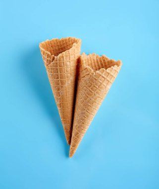 Waffle dondurma külahı mavi arka planda izole edilmiş