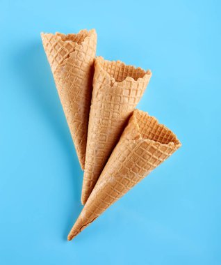 Waffle dondurma külahı mavi arka planda izole edilmiş