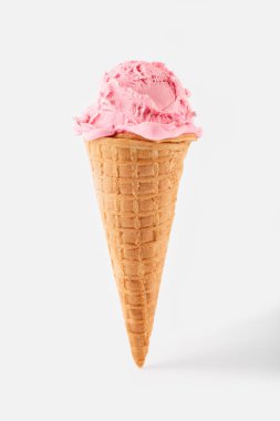 Beyaz bir arka planda gözleme külahında pembe dondurma. Waffle külahında meyveli dondurma.