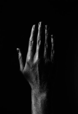 Siyah arka planda siyah el, izole edilmiş, boya. Erkek el siyah arka planda izole edilmiş. Sembolleri ve jestleri gösteren eller.