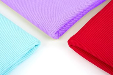 Dükkanda renkli kumaş örnekleri var. Bir sürü kumaş rulo. Tekstil örnekleri. Mağazada renkli kumaşların çeneleri var. Farklı renkte katlanmış kumaş.