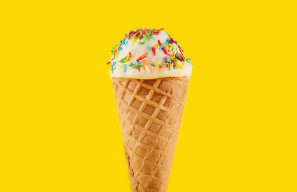 Sarı Arka Planda Waffle Cone Beyaz Dondurma Topu Waffle Külahında — Stok fotoğraf