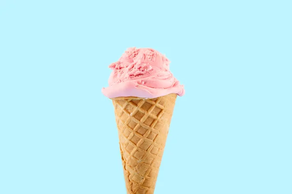 Mavi Bir Arka Planda Waffle Cone Pembe Dondurma Topu Waffle — Stok fotoğraf