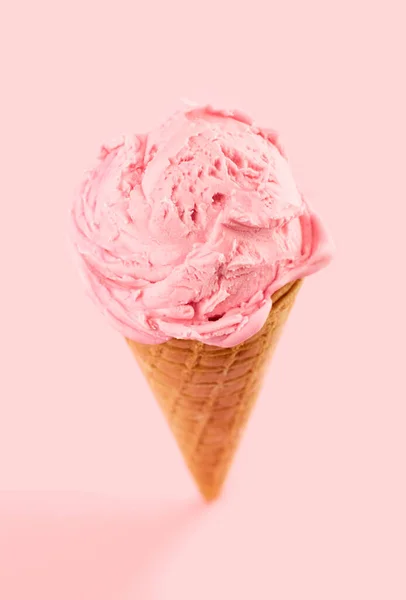 Рожевий Морозиво Вафельному Конусі Рожевому Тлі Фруктове Морозиво Вафельному Конусі — стокове фото