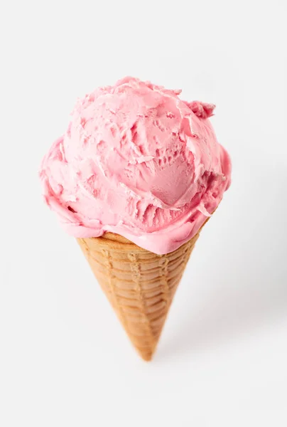 Rosa Eiskugel Einem Waffelkegel Auf Weißem Hintergrund Fruchteis Waffelkegel — Stockfoto