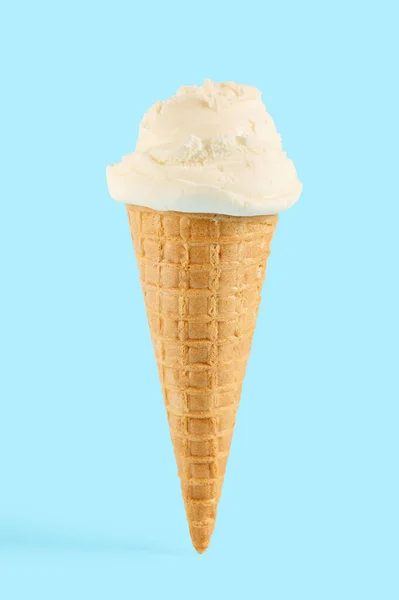 Fehér Jégkrém Golyó Egy Gofri Cone Kék Háttér Gyümölcsfagylalt Gofrisütőben — Stock Fotó