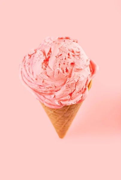 ワッフルコーンのピンクのアイスクリームボールピンクの背景に ワッフルコーンのフルーツアイス — ストック写真