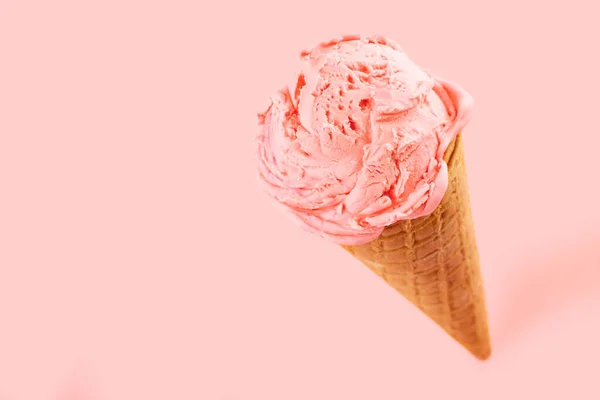 Rózsaszín Jégkrém Golyó Egy Gofri Cone Rózsaszín Háttér Gyümölcsfagylalt Gofrisütőben — Stock Fotó