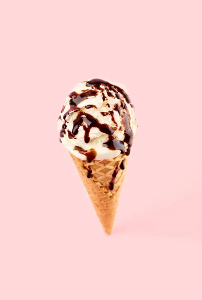 Pembe Arka Planda Gözleme Külahında Pembe Dondurma Waffle Külahında Meyveli — Stok fotoğraf