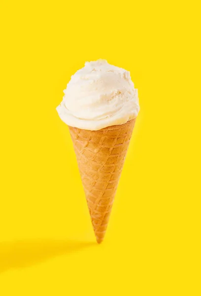 Bola Krim Putih Waffle Cone Background Kuning Krim Buah Dalam — Stok Foto