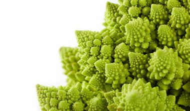 Taze Romanesco brokoli lahanası dokusu, doğal besin geçmişi. Romanesco lahanası beyaza izole edilmiş..
