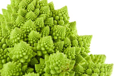 Taze Romanesco brokoli lahanası dokusu, doğal besin geçmişi. Romanesco lahanası beyaza izole edilmiş..