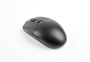 Bilgisayar kablosuz siyah fare iş, eğitim ve teknoloji konsept tasarımı için beyaz arkaplanda izole edildi.