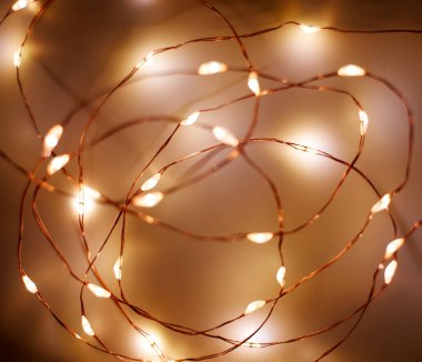 Işıklı ve bedava metin alanlı bir Noel arkaplanı. Noel ışıkları sınırda. Siyah arka planda parıldayan renkli Noel ışıkları. Yeni yıl. Noel zamanı. Dekorasyon. Çelenk.