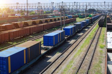 Şehir kargo terminalinde yük trenleri. Tren parkında demiryolları. Arain istasyona vardı. Işınlama lojistik arka planı için liman kullanımında yük treni konteynırına sahip kargo treni platformu.