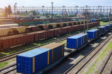 Şehir kargo terminalinde yük trenleri. Tren parkında demiryolları. Arain istasyona vardı. Işınlama lojistik arka planı için liman kullanımında yük treni konteynırına sahip kargo treni platformu.