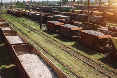 Şehir kargo terminalinde yük trenleri. Tren parkında demiryolları. Arain istasyona vardı. Işınlama lojistik arka planı için liman kullanımında yük treni konteynırına sahip kargo treni platformu.