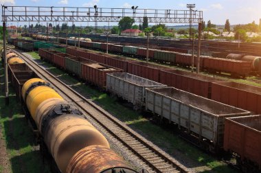 Şehir kargo terminalinde yük trenleri. Tren parkında demiryolları. Arain istasyona vardı. Işınlama lojistik arka planı için liman kullanımında yük treni konteynırına sahip kargo treni platformu.