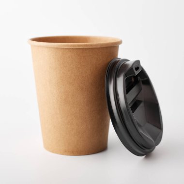 Kapaklı tek kullanımlık kahve fincanı. Paket kahve. Beyaz arka planda izole edilmiş kahve için el yapımı cam..