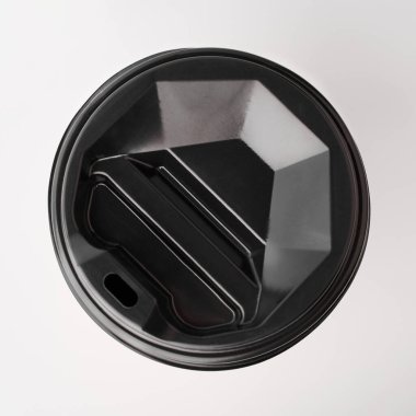 Kapaklı tek kullanımlık kahve fincanı. Paket kahve. Beyaz arka planda izole edilmiş kahve için el yapımı cam..